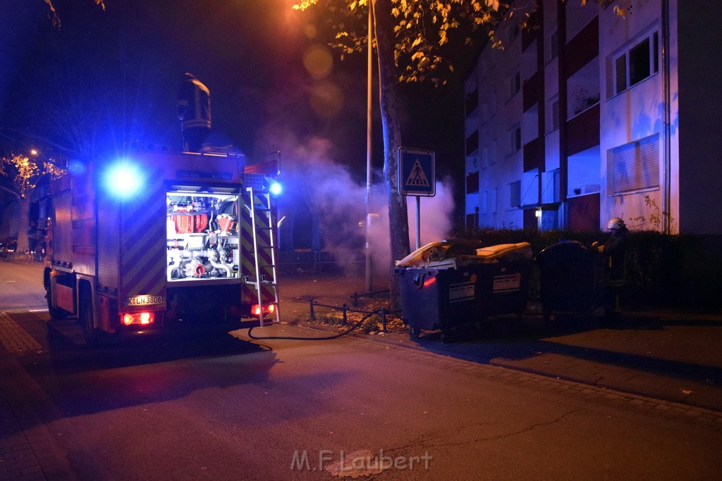 Mehrere Muell Sperrmuellbraende Köln Vingst Ansbacherstr P66.JPG - Miklos Laubert